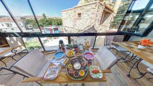 阿瓦诺斯Atax Cave House的阳台上摆放着食物盘的桌子