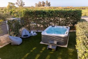 干尼亚Ros Solis Luxure House的后院草地上的热水浴池