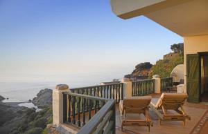 阿梅尼斯蒂斯Villa Christina的阳台配有两把椅子,享有海景。