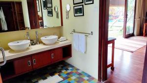 乌布尼瓦纳别墅酒店的一间带两个盥洗盆和大镜子的浴室