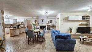 卡斯特里尼亚诺德尔卡波B&B VILLA MARINA的客厅配有桌子和蓝色椅子