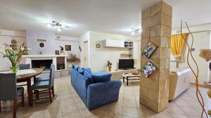 卡斯特里尼亚诺德尔卡波B&B VILLA MARINA的客厅配有蓝色的沙发和桌子