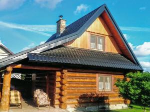 科帕利诺Holiday home in Kopalino的小木屋,设有黑色屋顶