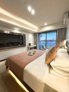 广州广州城市驿站酒店公寓- 昌岗店的一间卧室设有一张大床和一个大窗户