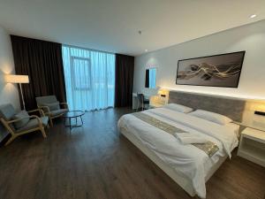 麻坡52典雅宾馆的酒店客房设有一张大床和一张桌子。