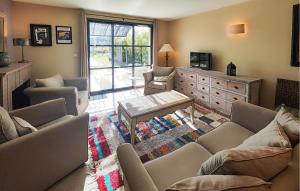 圣洛朗-德拉3 Bedroom Amazing Home In Saint-laurent-de-la-cabrerisse的客厅配有沙发、椅子和电视
