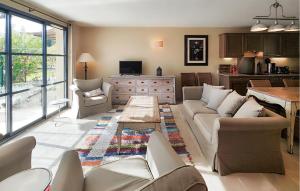圣洛朗-德拉3 Bedroom Amazing Home In Saint-laurent-de-la-cabrerisse的客厅配有沙发和桌子