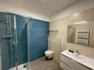 马尔切西内BB Kasa Katia的浴室配有卫生间、淋浴和盥洗盆。