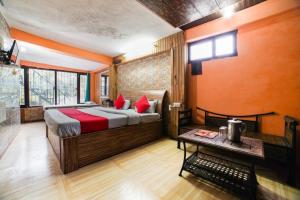 奈尼塔尔Goroomgo Long View Retreat Nainital的一间卧室配有一张带红色枕头的床