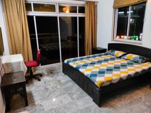 帕纳吉Felix Homestay Enclave的一间卧室设有一张床和一个大窗户