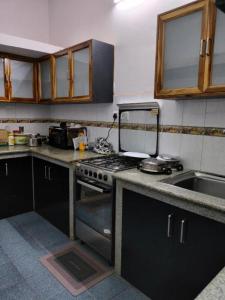 帕纳吉Felix Homestay Enclave的厨房配有炉灶和水槽