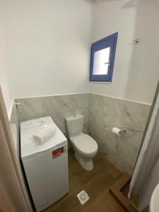 库卡里Giorgio studios的一间带卫生间和窗户的小浴室