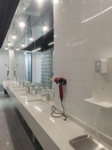 上海微流(上海人民广场静安大悦城店)的一间公共浴室,内设一排盥洗盆和一部电话