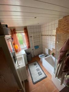 索尔陶Heidemietunterkunft的带浴缸、卫生间和盥洗盆的浴室