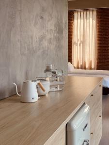 丰盛港BASED - Mersing的厨房配有木制柜台上的白色家电