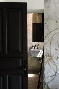 圣埃乌拉利亚Finca Legado Ibiza的一间带水槽和镜子的浴室