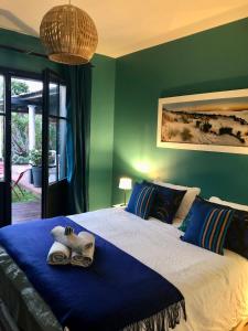 居让梅斯特拉Chambres d'hôte Ô Bois Plage的一间卧室设有一张大床,拥有蓝色和绿色的墙壁