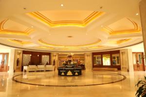 克久拉霍Hotel Chandela Khajuraho的大厅中间设有桌子