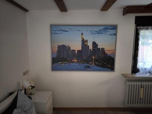 多森海姆Mühltal Guesthouse的卧室墙上的城市图片