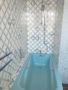Lignieres-OrgeresMaison d'hôtes La Doucelle的带淋浴的浴室内的蓝色浴缸