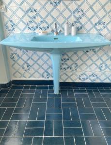 Lignieres-OrgeresMaison d'hôtes La Doucelle的浴室铺有瓷砖地板,配有蓝色水槽