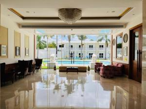 克久拉霍Hotel Chandela Khajuraho的客厅,带游泳池的大堂