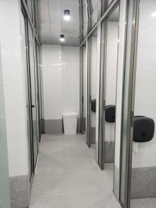 上海微流(上海人民广场静安大悦城店)的走廊上的浴室设有卫生间