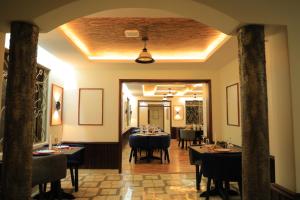 坎帕拉Precious Villas Lubowa的一间在房间内配有桌椅的餐厅