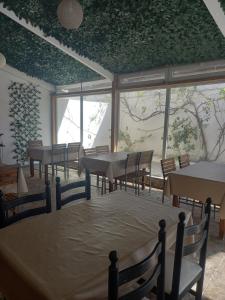 Hammamet SudVILLA BELLA VITA HAMMAMET的客房设有桌椅和一扇窗户