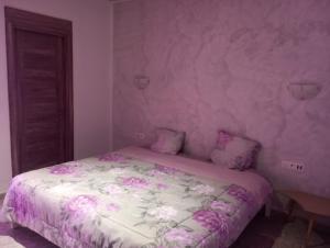 Hammamet SudVILLA BELLA VITA HAMMAMET的一间卧室配有一张紫色墙壁的床