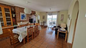 TurísEl Refugio的厨房以及带桌椅的用餐室。