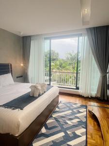 南府Villa Mahaphrom的一间卧室设有一张床和一个大窗户