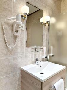 维斯普雷姆Éllő Residence的浴室设有白色水槽和镜子