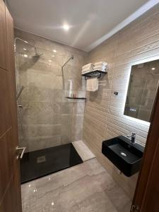 圣朱利安斯La Bella Guesthouse的带淋浴和盥洗盆的浴室