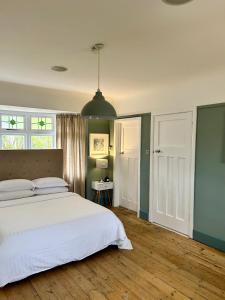 伯恩茅斯Palm - Bournemouth的卧室设有一张白色大床和一扇窗户。