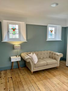伯恩茅斯Palm - Bournemouth的带沙发和2扇窗户的客厅