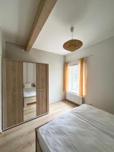 沃索alto puhkus Võsu的一间卧室配有一张床和一面大镜子