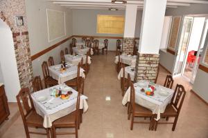 PeshkopiHotel Termal的用餐室配有桌椅和食物