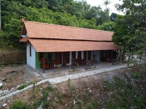 卡里蒙贾瓦Alam Kita的一座带橙色屋顶的小房子