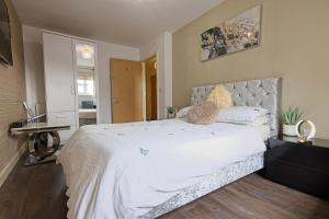 曼彻斯特Exclusive Stylish Lodge Condo的卧室配有一张白色大床