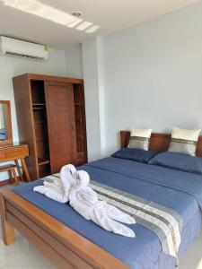 Ban PhalaTriple O Phala Beach的一间卧室配有带毛巾的床
