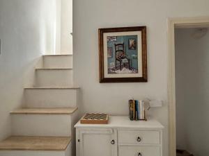 莫诺波利Sea and Tradition b&b的一间设有楼梯的客房,墙上挂着一张照片