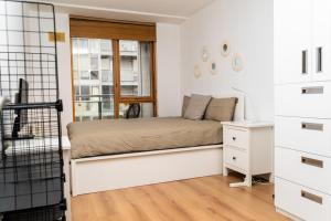 都柏林Stunning 1 bedroom appartment in Grand Cannal的一间小卧室,配有一张床和一张书桌
