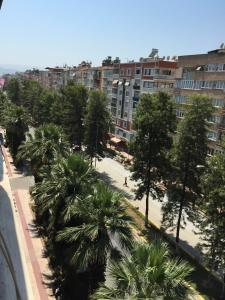 艾登Hotel Ünlü的一条拥有棕榈树和建筑的城市街道
