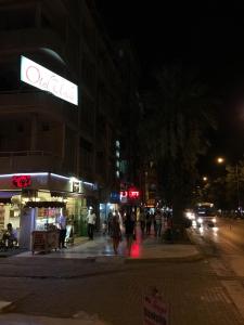 艾登Hotel Ünlü的一群人晚上在街上走