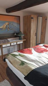 拉恩河畔林堡Casa Schönblick & E-Ladestation的一间卧室配有一张大床和一张书桌
