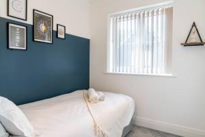 彼得伯勒Idyllic 3-bed home in Peterborough with Parking by HP Accommodation的卧室配有白色的床和窗户。