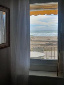 卡斯特尔德费尔斯Beach front room NOT A HOTEL的客房设有可欣赏海滩景致的窗户。
