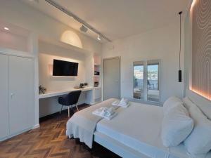 卡利亚里Mameli View Cagliari的一间卧室配有一张床、一张书桌和一台电视