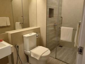 云顶高原Windmill Upon Hills Premium Suite By Rapi Stay的一间带卫生间和玻璃淋浴间的浴室